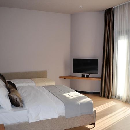 N'Peze Hotel Ljaknasi エクステリア 写真